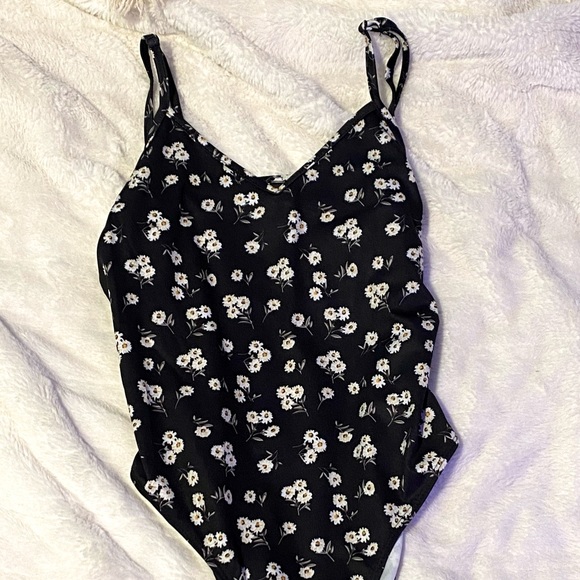 Black bodysuit with flowers, size medium, never worn - Picture 2 of 3